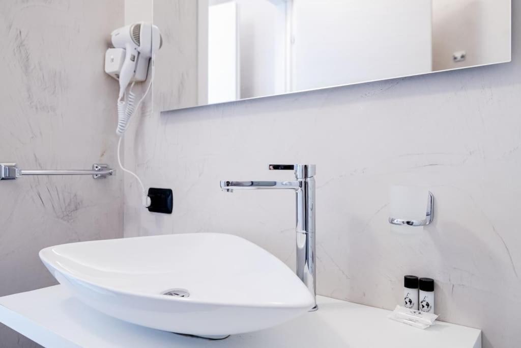 Be Happy - The House Of Travelers Apartment Como Luaran gambar